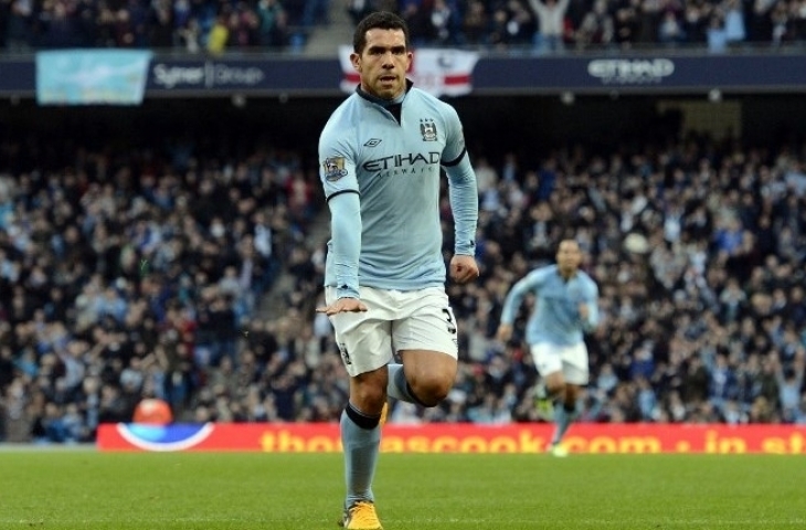 Striker Manchester City Carlos Tevez merayakan golnya ke gawang Watford.  AFP /PAUL ELLIS