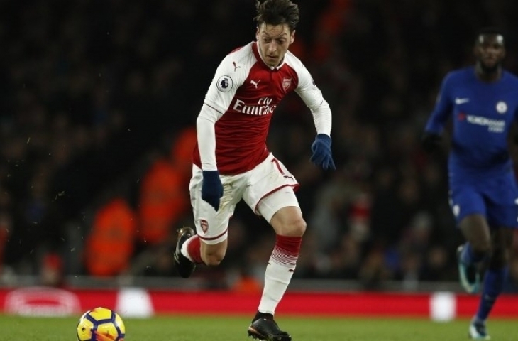 Gelandang Arsenal Mesut Ozil (kanan) siap melepaskan tembakan kaki kirinya saat menghadapi Liverpool. Adrian DENNIS / AFP