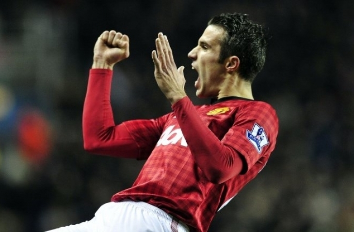 Striker Manchester United Robin Van Persie merayakan golnya ke gawang Reading. AFP / GLYN KIRK