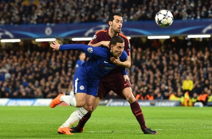 Pemain Barcelona Sergio Busquets menghentikan pemain Chelsea Eden Hazard [AFP]