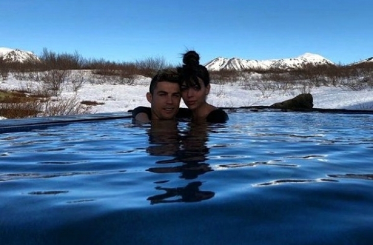 Cristiano Ronaldo dan Georgina Rodriguez berendam bersama di sebuah kolam dengan background pegunungan bersalju. [Instagram@cristiano]