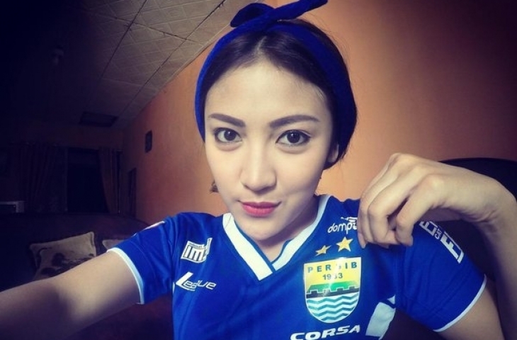 Resty Wuloandari dengan jersey Persib Bandun (sumber: twitter/RWuldar).