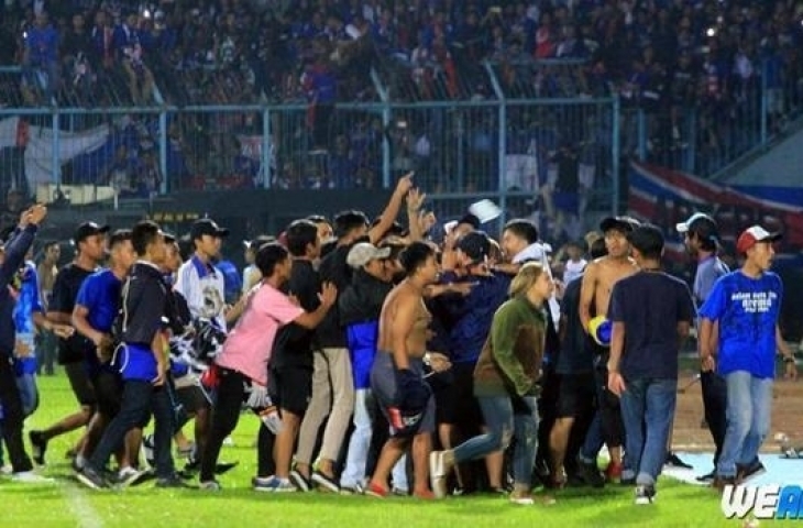 Suporter Arema FC yang memasuki lapangan pertandingan (sumber: Twitter/Wearemania).