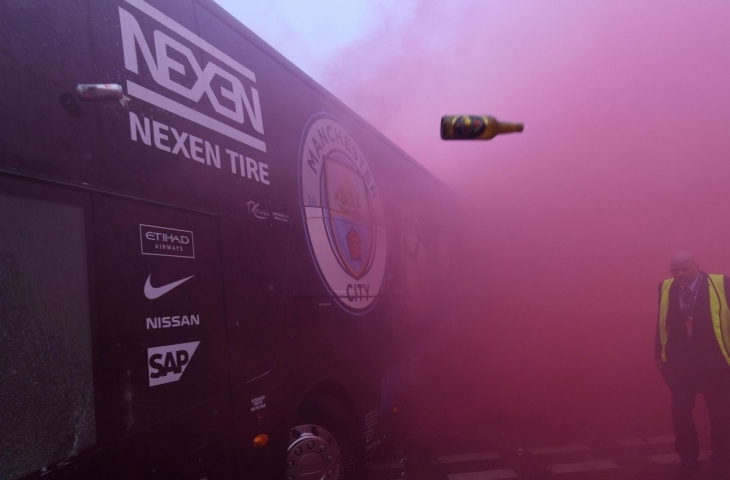 Bus Manchester City. (sumber: @FeedSportNews).