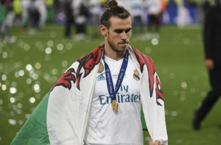 Pemain Real Madrid Gareth Bale setelah membawa skuatnya menjuarai Liga Champions. Paul ELLIS / AFP