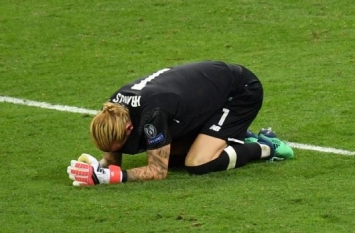 Kiper Liverpool Loris Karius berlutut di lapangan setelah skuatnya kalah dari Real Madrid di final Liga Champions. Sergei SUPINSKY / AFP