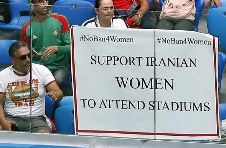 Poster yang dibentangkan suporter Iran di laga kontra Maroko. (Sumber: chicagotribune.com)