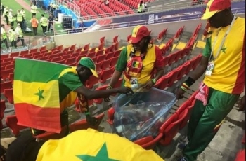 Salut, Fan Senegal Punguti Sampah Usai Saksikan Pertandingan