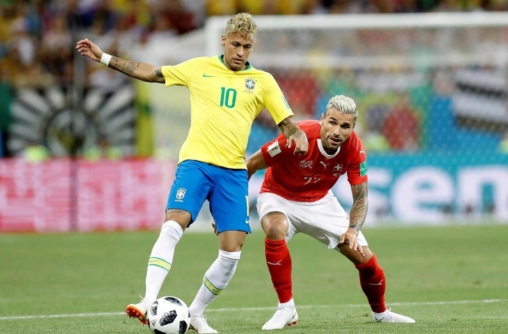 Neymar dijaga Valon Behrami/The Sun