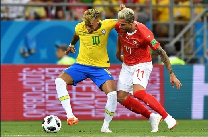 Neymar dijaga Valon Behrami/Twitter