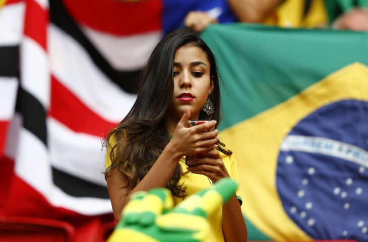 Suporter Brasil sedang bermain handphone di Piala Dunia 2018 (Sumber: Twitter)