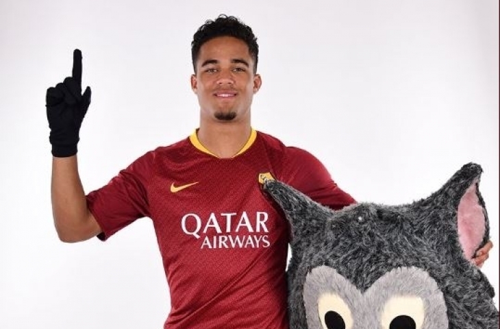 AS Roma sukses mendatangkan pemuda 19 tahun asal klub Ajax Amsterdam, Justin Kluivert. Justin merupakan anak legenda Timnas Belanda, Patrick Kluivert. 