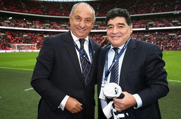 Osvaldo Ardiles dan Diego Maradona (Sumber: Twitter)