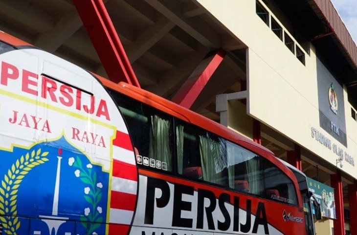 Bus Persija di depan Stadion PTIK, Jakarta Selatan (Sumber: Persija)