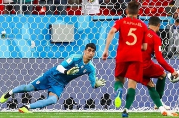 Mengenal Kiper Iran yang Berhasil Hentikan Penalti Ronaldo, Ternyata Pernah Jadi Gelandangan