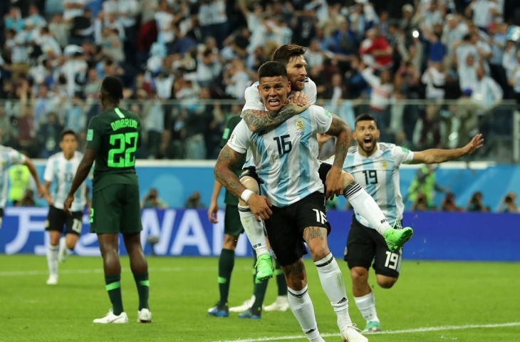 Aksi Marcos Rojo usai cetak gol penentu kemenangan Argentina.