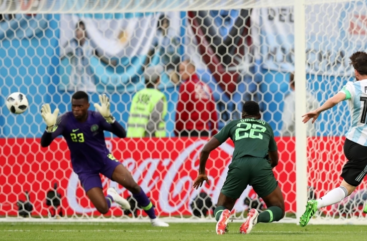 Lionel Messi cetak gol ke gawang Nigeria.