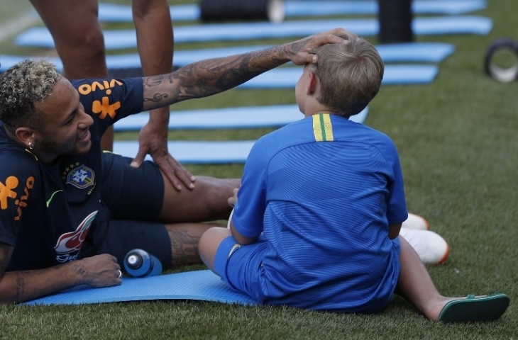 Kebersamaan Neymar dan Davi Lucca di sesi latihan Brasil/Adrian Dennis/AFP 