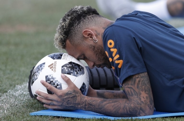 Neymar menjalani sesi latihan di Yug-Sport Stadium, Sochi pada Jumat (29/6). Brasil menjadi salah satu tim yang lolos ke babak 16 besar Piala Dunia 2018. [AFP/Adrian Dennis]