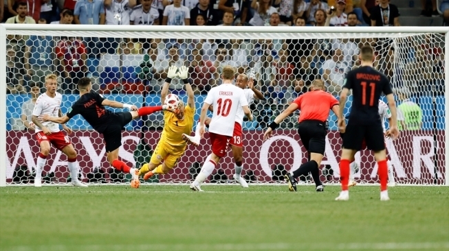 Striker Kroasia Mario Mandzukic merayakan golnya ke gawang Denmark guna menyamakan kedudukan. (suara.com)