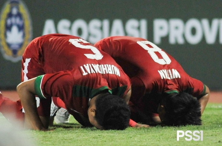 Pemain Timnas U-19 Indonesia, Nurhidayat (kiri) dan Witan Sulaeman (kanan) sujud syukur saat ciptakan gol ke gawang Laos U-19.