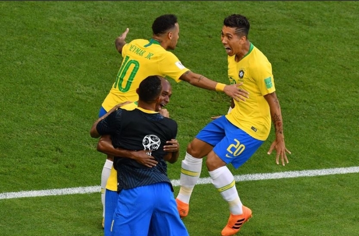 Neymar dan Firmino rayakan gol/Twitter