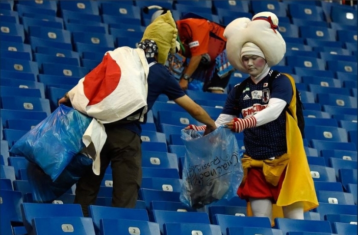 Aksi pendukung jepang memungut sampah di tribun stadion usai Jepang kalah atas Belgia/Twitter