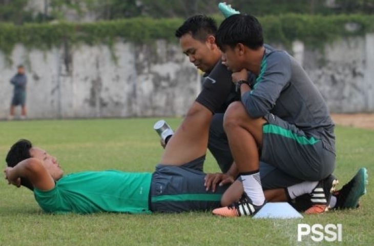 Pemain Timnas U-19 Indonesia, Syahrian Abimanyu mendapat perawatan ringan. 