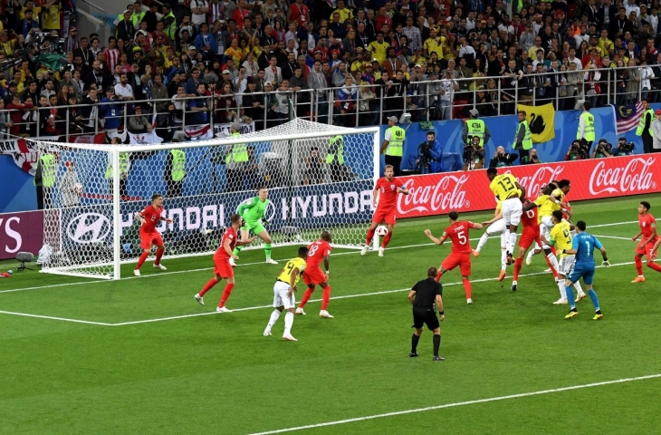 Aksi Yerry Mina saat mencetak gol ke gawang Inggris