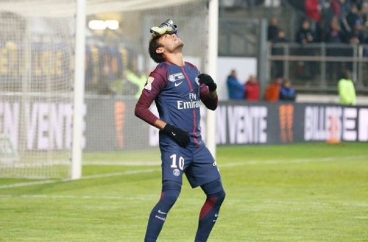 Neymar tampil berhasil menjadi penyumbang gol terbanyak Paris Saint Germain musim 2017/2018.