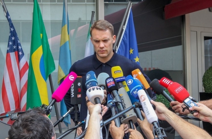 Manuel Neuer berbicara kepada media di Bandara Internatioanal Frankfurt setelah kekalahan Jerman di Piala Dunia 2018 (28/6) [Daniel Roland/AFP].