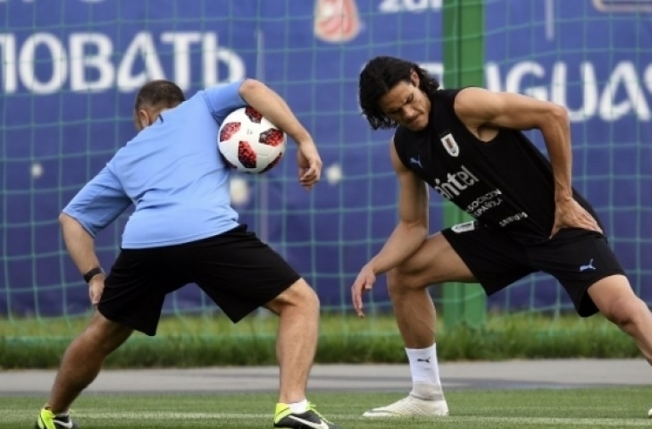 Striker Uruguay Edinson Cavani sudah melakukan sesi latihan. (Martin Bernetti / AFP)