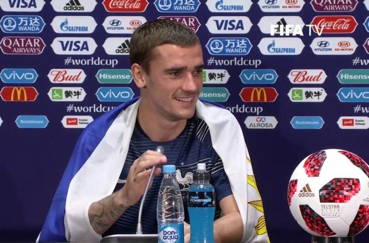 Antoine Griezmann saat mengenakan bendera Uruguay usai final Piala Dunia 2018