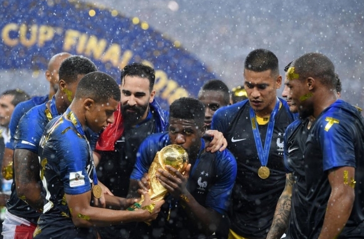 Samuel Umtiti bersama timnas Prancis mencium Piala Dunia 2018