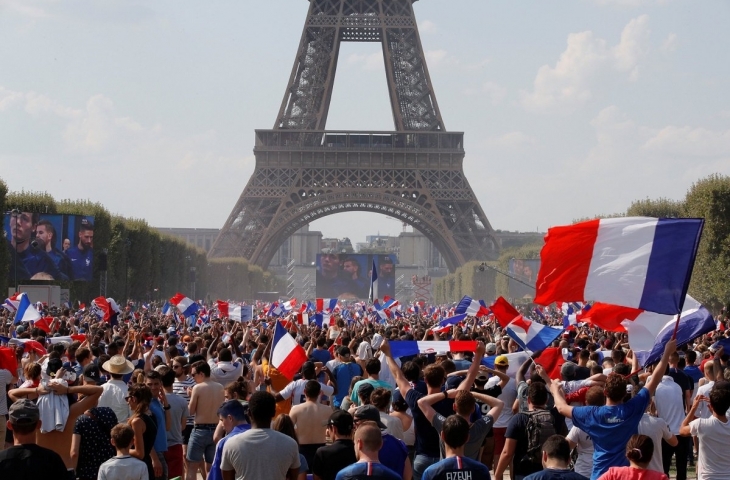 Kemeriahan Menara Eiffel merayakan Prancis Juara Piala Dunia 2018