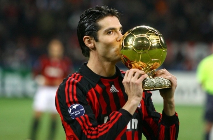 Ricardo Kaka mencium trofi Ballon d'Or