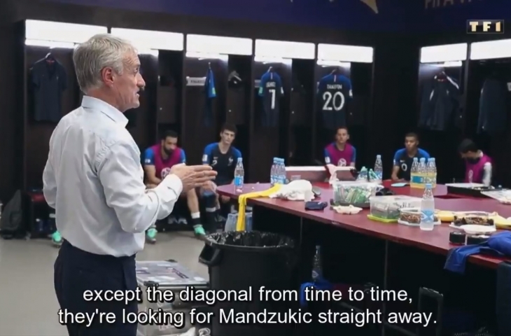 Didier Deschamps memberikan instruksi di ruang ganti timnas Prancis saat Final Piala Dunia (TF1) 