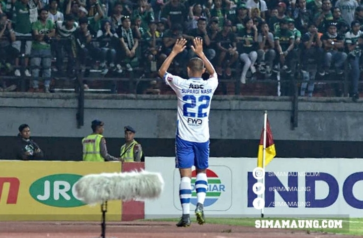 Bek Persib Bandung, Supardi Nasir mencetak dua gol ke gawang Persebaya