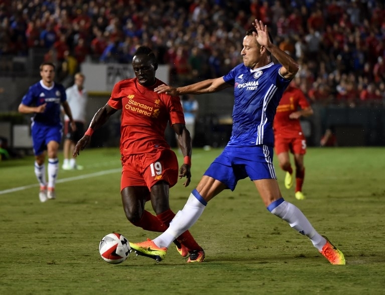 John Terry melakukan tekel kepada pemain Liverpool, Sadio Mane (26/7/2016) [Mark Ralston/AFP]