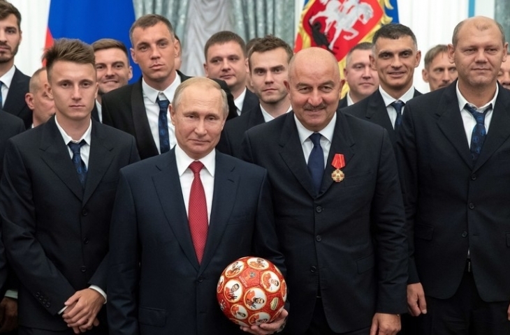 Pelatih Rusia, Stanislav Cherchesov mendapatkan bintang kehormatan dari Presiden Vladimir Putin (RT)