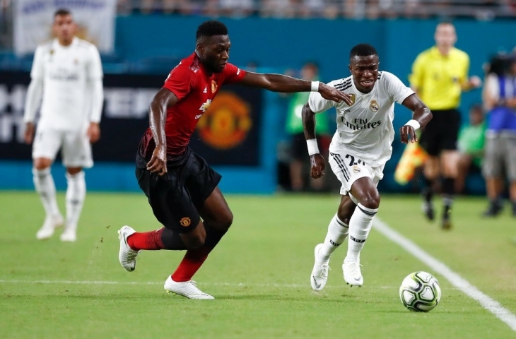 Pemain Real Madrid, Vinicius Junior mencoba melewati pemain Manchester United (Real Madrid)