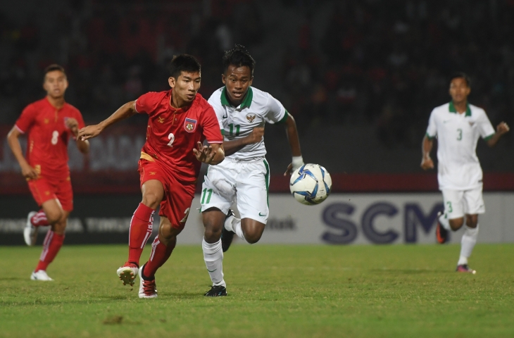 Pesepak bola Indonesia U-16 Mochammad Supriadi (kanan) berebut bola dengan pesepak bola Myanmar U-16 Kaung Khant Kyaw (kiri) dalam laga penyisihan grup A Piala AFF U-16 di Gelora Delta Sidoarjo, Sidoarjo, Jawa Timur, Selasa (31/7). (ANTARA FOTO/Zabur Karuru)