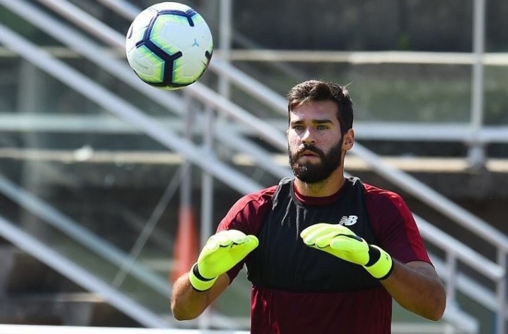 Alisson Becker pada sesi latihan Liverpool (Twitter)