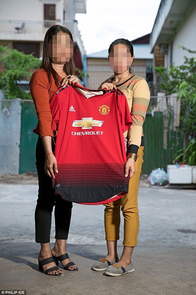 Jersey Manchester United yang dibuat oleh pekerja wanita di Kamboja (Dok. Daily Mail)