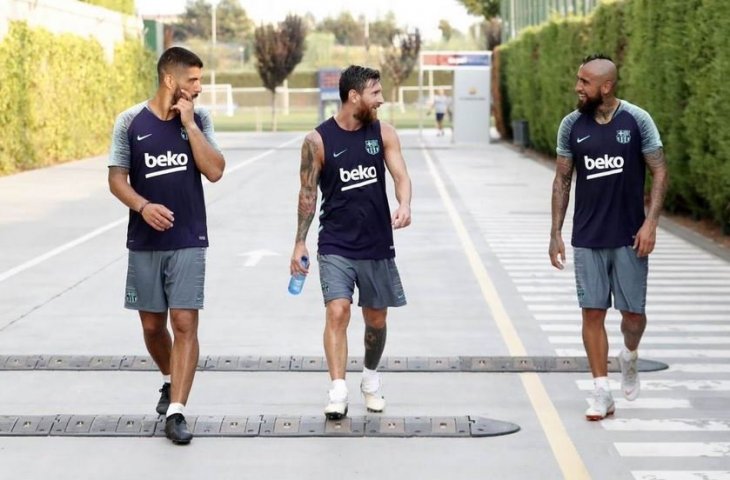 Luis Suarez, Lionel Messi, dan Arturo Vidal terlihat berbincang (@FCBarcelona/Twitter)