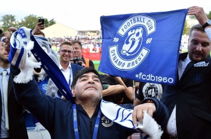 Diego Maradona saat tiba di Stadion Brest (16/7) [Sergei Gapon/AFP]