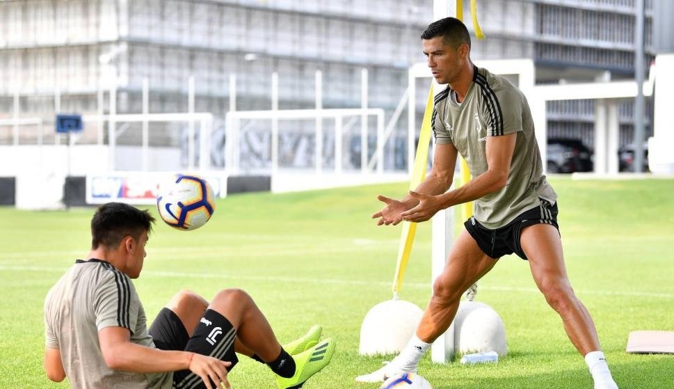 Cristiano Ronaldo dan Paulo Dybala saat sesi latihan Juventus (@Ovaciondigital/Twitter)