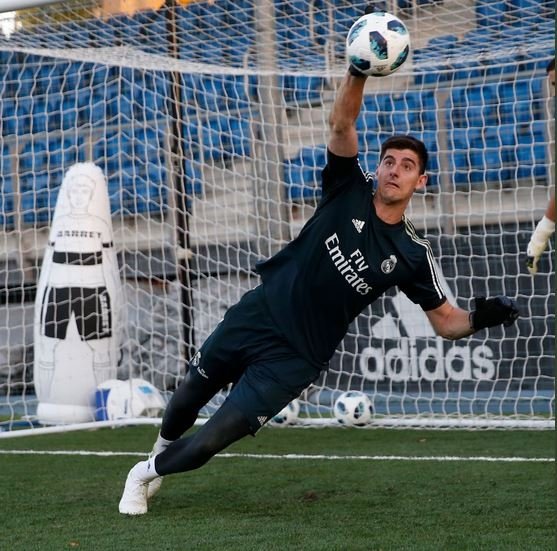 Thibaut Courtois saat sesi latihan Real Madrid (@realmadriden/Twitter)