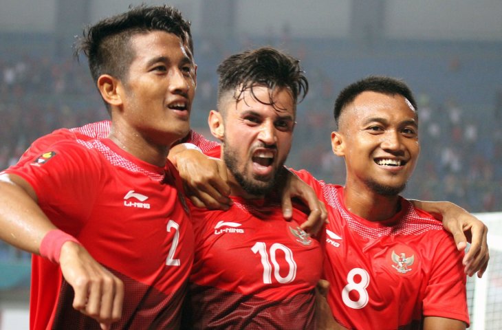 Selebrasi Gol Ketiga Oleh Stefano Lilipay (tengah) pada pertandingan babak kedua antara Chinese Taipei melawan Indonesia pada pertandingan Grup A Asian Games ke-18 di Stadion Patriot, Bekasi Minggu (12/8). (INASGOC/Ary Kristianto)