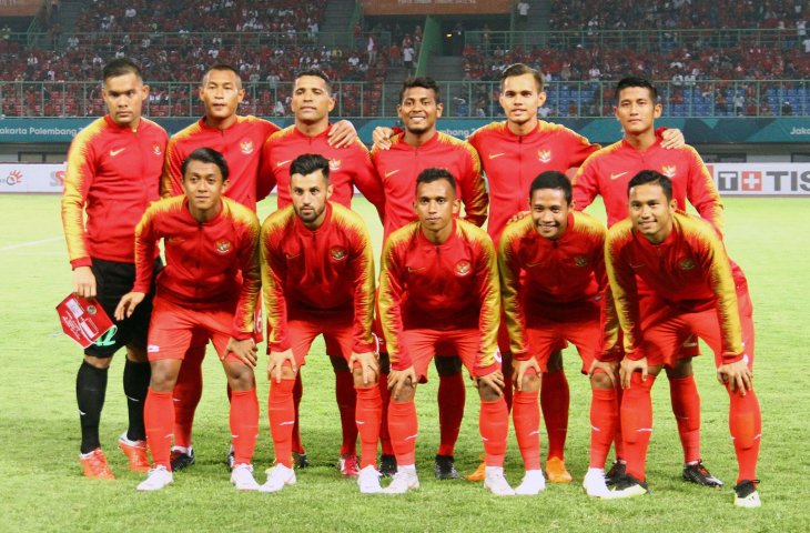 Timnas Indonesia U-23 foto bersama jelang pertandingan melawan Taiwan di Grup A Asian Games ke-18 di Stadion Patriot, Bekasi Minggu (12/8). (ANTARA/INASGOC/Ary Kristianto)